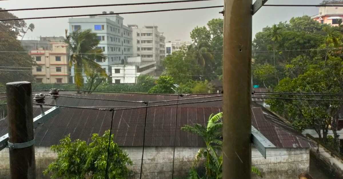 মঙ্গলবার বিকেলে মৌলভীবাজারে প্রচণ্ড বেগে বৃষ্টিপাত হয়। ছবি- আই নিউজ