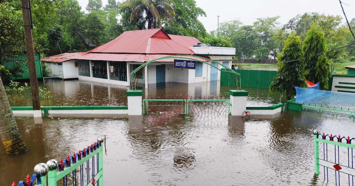 পানিতে তলিয়ে গেছে জুড়ীর রাতাবাড়ি হাউজ সংলগ্ন এলাকা। ছবি- আই নিউজ