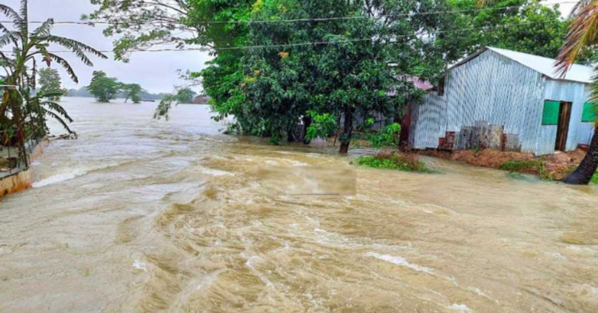 সুনামগঞ্জের নিম্নাঞ্চলে প্রবেশ করছে নদীর পানি। ছবি- সংগৃহীত