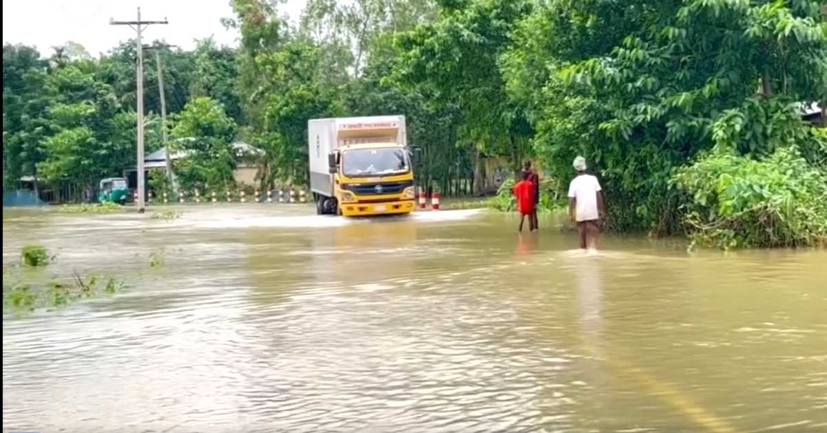 সুনামগঞ্জে দ্বিতীয় দফার বন্যায় পানিবন্দি ৫টি উপজেলার মানুষ। ছবি- আই নিউজ