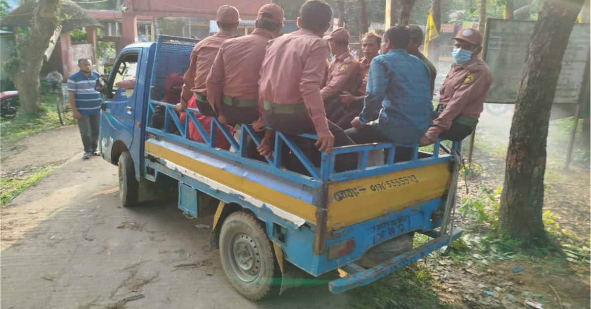 ভোটকেন্দ্রে পিকাপ দিয়ে ভোটের সরঞ্জাম নিয়ে যাচ্ছেন আনসার সদস্যরা। ছবি- আই নিউজ