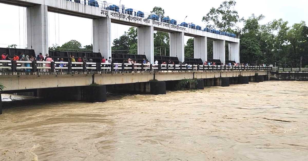 পানির প্রবল স্রোতে মনু ব্যারেজের সবগুলো গেট খোলে দেওয়া হয়েছে।