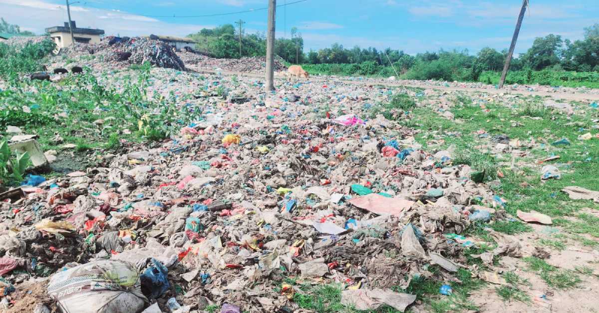 শ্রীমঙ্গলের একটি ময়লার ভাগাড়ে পলিথিনের স্তুপ। ছবি- আই নিউজ