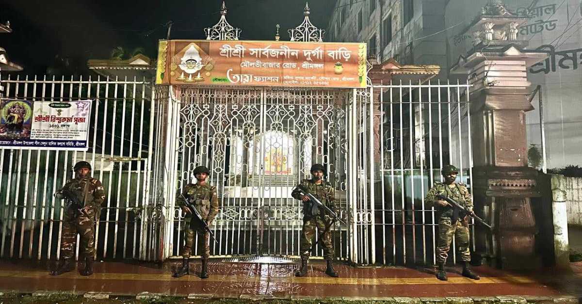 শ্রীমঙ্গলের একটি মন্দিরের বাইরে পাহারারত সেনা সদস্যরা। ছবি- আই নিউজ