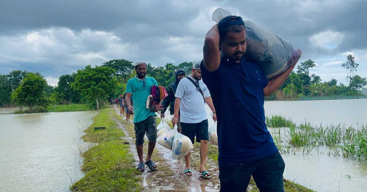 দুর্গত অঞ্চলে ত্রাণ সামগ্রী নিয়ে ক্লাবের সদস্যরা। ছবি- আই নিউজ