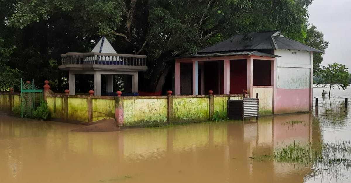 বন্যার পানিতে ডুবে আছে একটি মন্দির প্রাঙ্গণ। ছবি- আই নিউজ