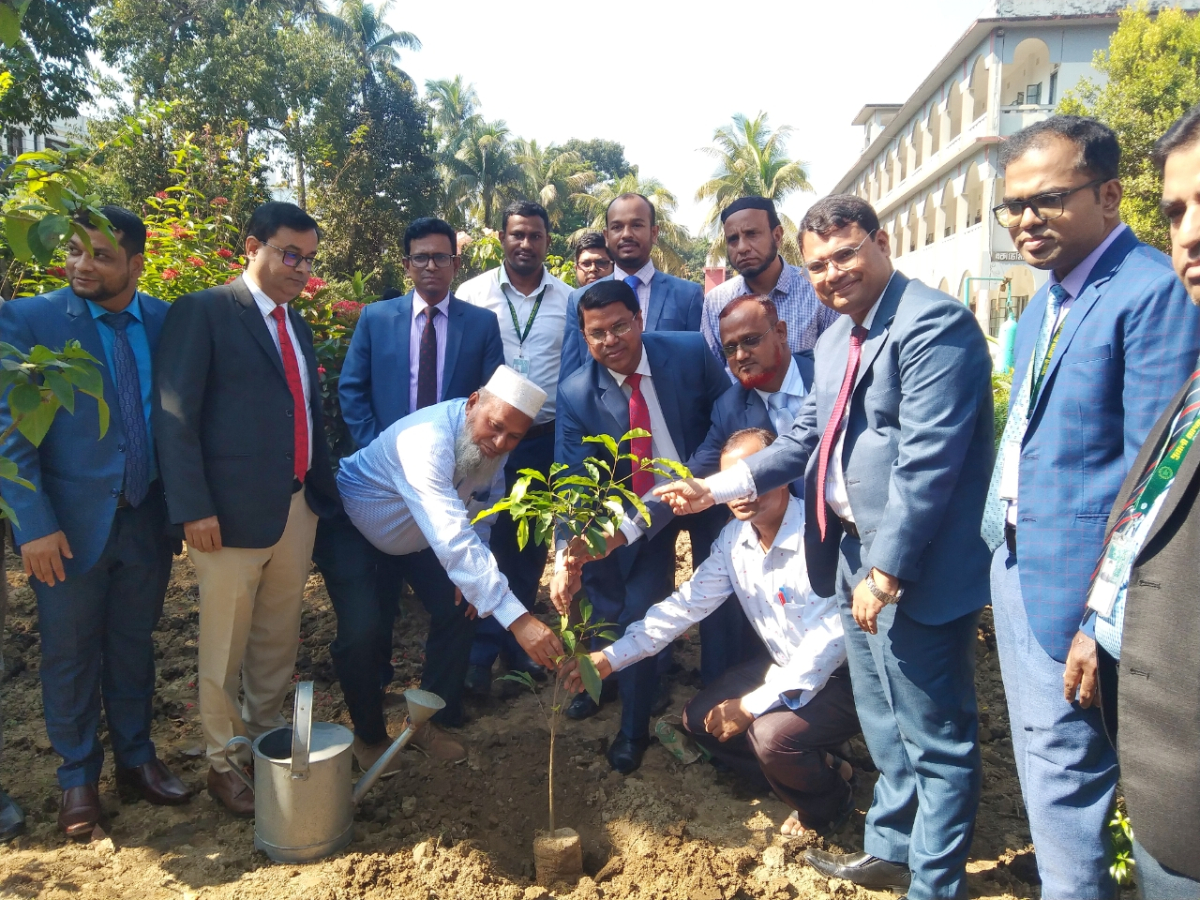 বৃক্ষরোপণ করছেন উপমহাব্যবস্থাপক মো. মুশফিকুর রহমান। ছবি: আই নিউজ