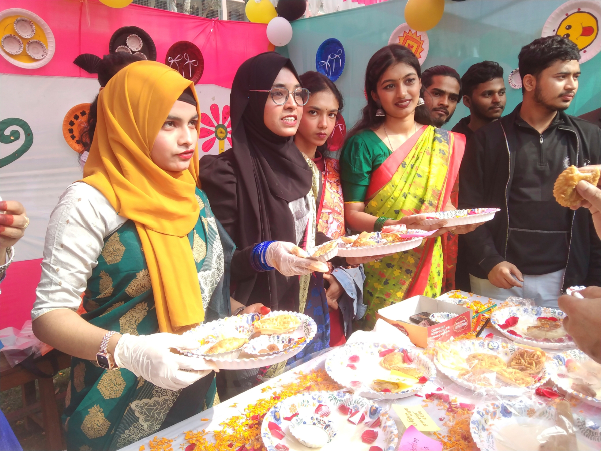 স্টলে বিক্রয়ের জন্য পিঠার পসরা সাজিয়ে রাখছে শিক্ষার্থীরা। ছবি: আই নিউজ