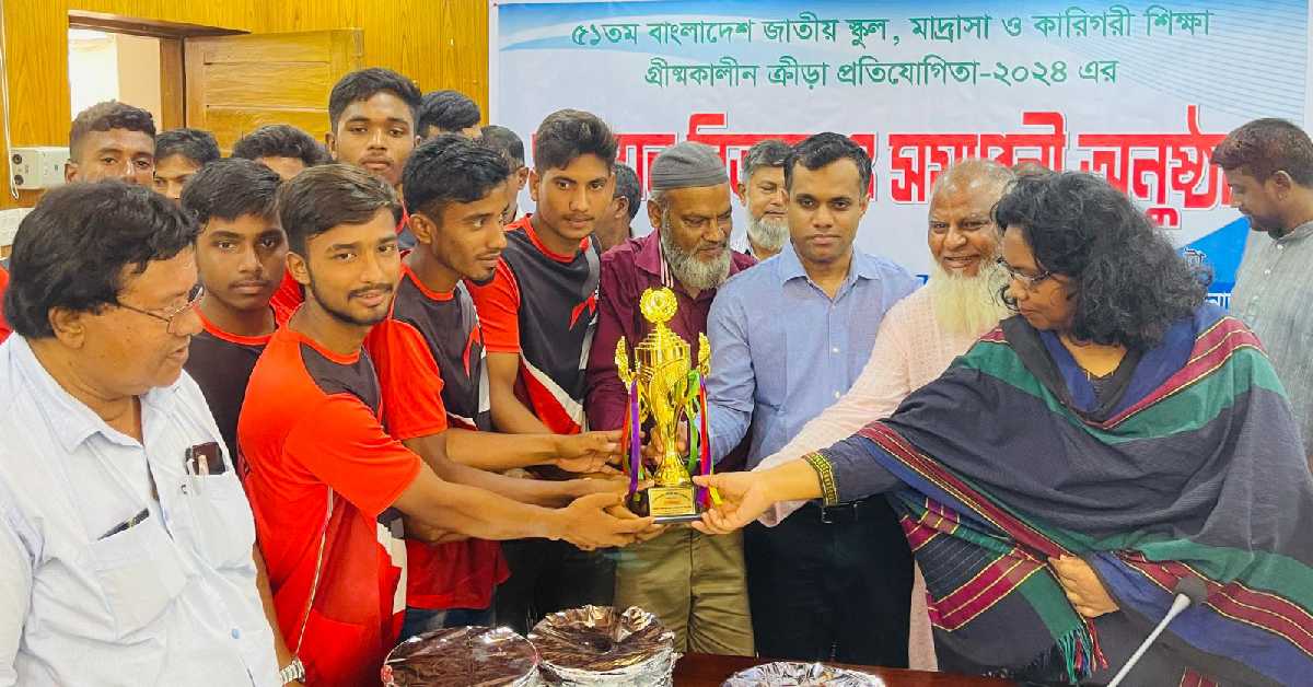 প্রতিযোগিতায় বিজয়ীদের মাঝে পুরস্কার বিতরণ করছেন অতিথিবৃন্দ। ছবি- আই নিউজ