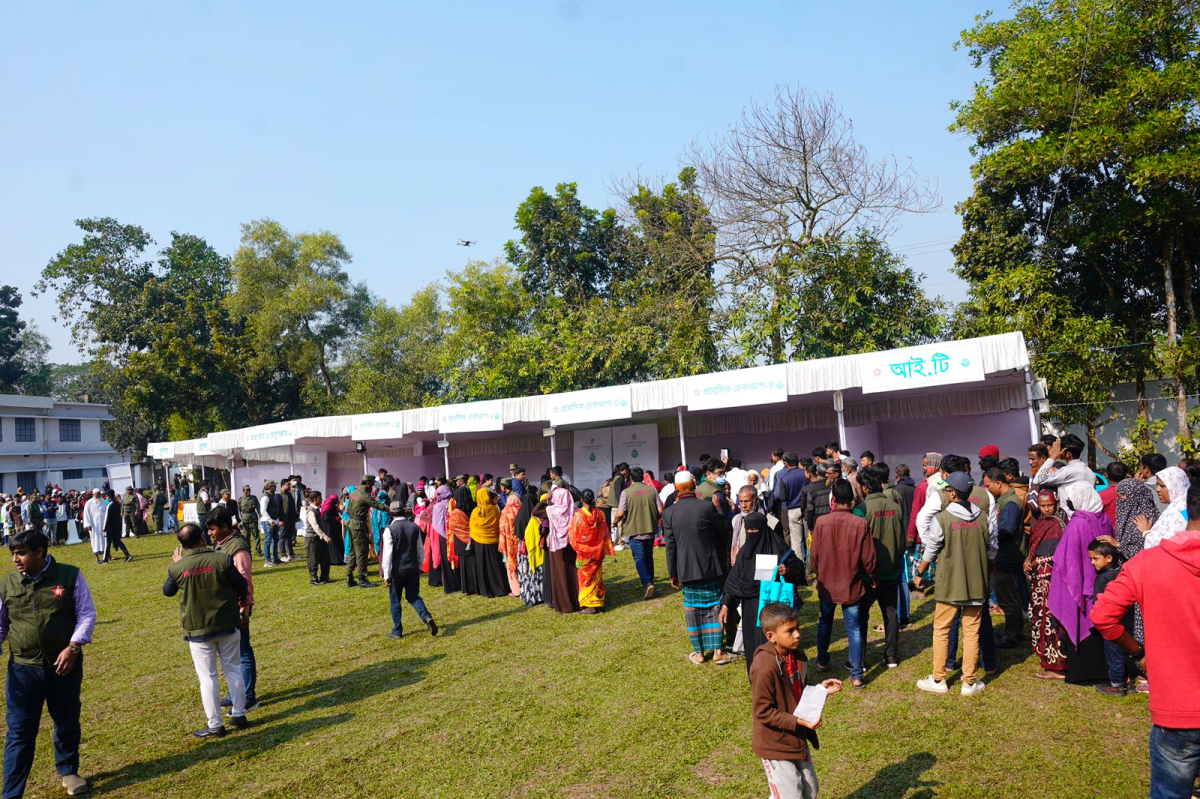 একঝাঁক দক্ষ চি‌কিৎসকের মাধ‌্যমে চি‌কিৎসা সেবা ও ঔষধ বিতরণ। ছবি: আই নিউজ