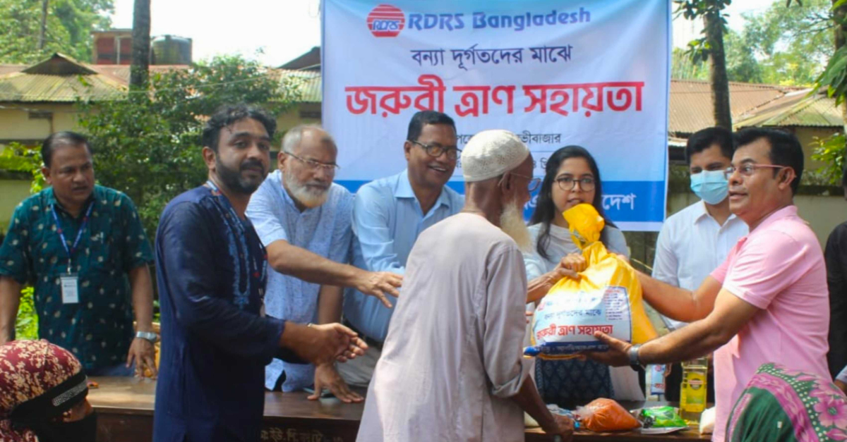 বন্যা দুর্গত মানুষের মাঝে আরডিআরএস`র ত্রাণ সামগ্রী বিতরণ। ছবি- আই নিউজ