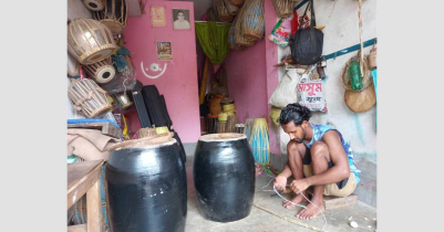 কাজ নেই, অলস সময় কাটাচ্ছেন শ্রীমঙ্গলের বাদ্যযন্ত্র তৈরির কারিগররা