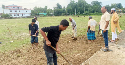 কমলগঞ্জে বিদ্যালয়ের মাঠ খেলার উপযোগী করে দিলেন ইউএনও