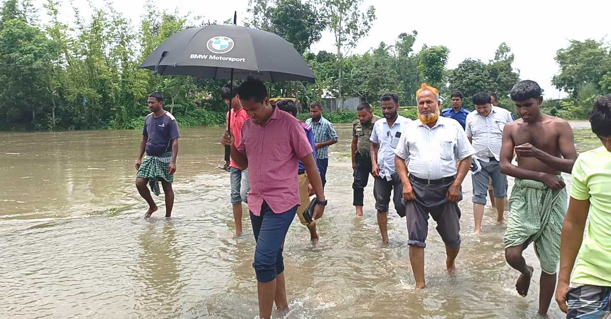 প্লাবিত গ্রাম পরিদর্শন করেছেন ইউএনও, ইউপি চেয়ারম্যান, ইউপি সদস্য। ছবি- আই নিউজ