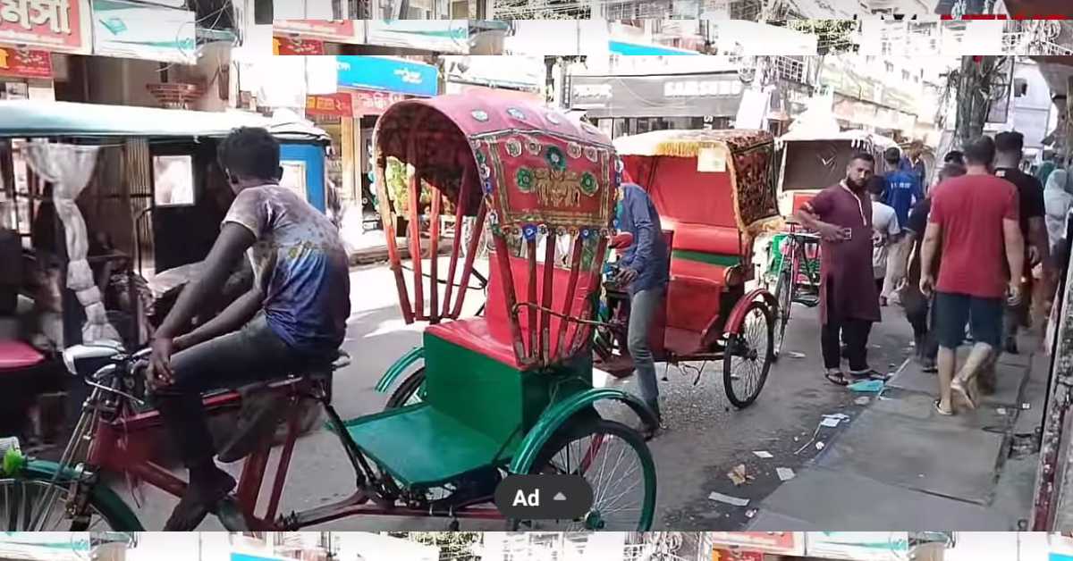 মৌলভীবাজার শহরের চৌমোহনায় অটো রিকশার লাইন। ছবি- আই নিউজ