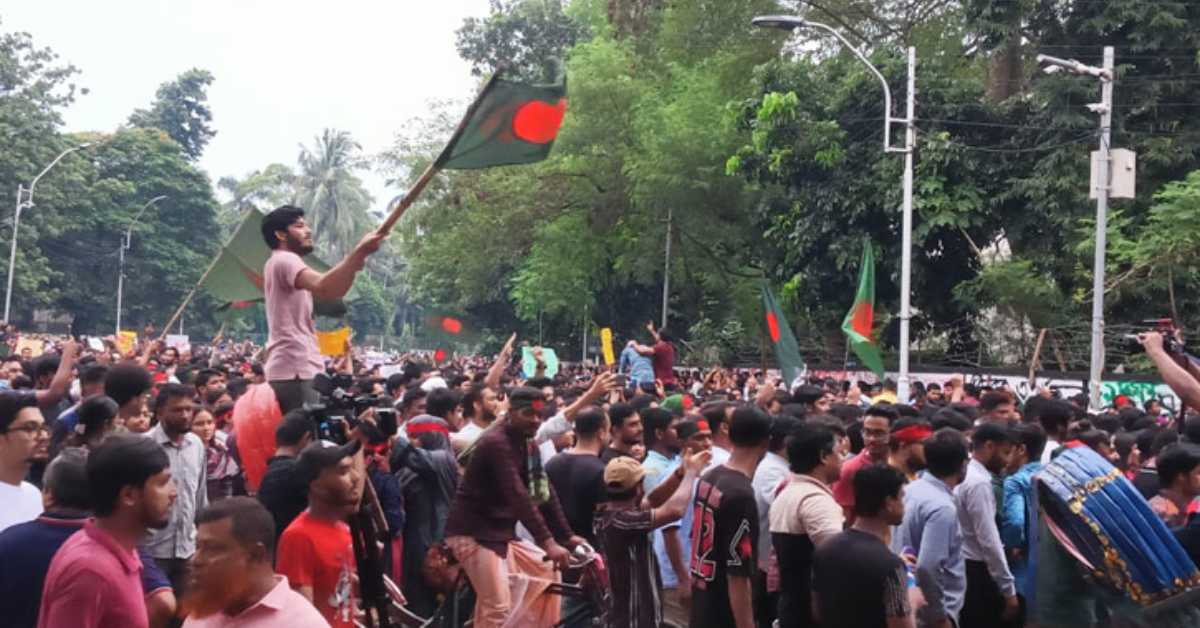 শনিবার কেন্দ্রীয় শহীদ মিনারে সমবেত হন কয়েক হাজার মানুষ। ছবি- সংগৃহীত