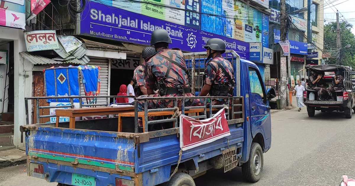 মৌলভীবাজারের সেন্ট্রাল রোডে টহলরত বিজিবির গাড়ি। ছবি- এম এ মোস্তফা