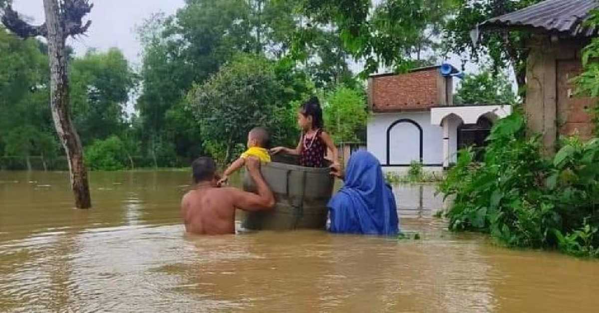 নিরাপদ আশ্রয়ের সন্ধানে ছুটছে বন্যা দুর্গতরা।