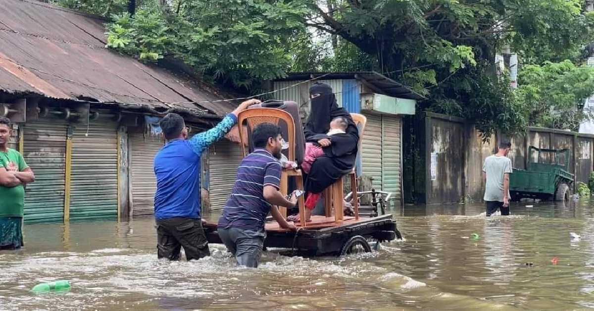 কুমিল্লায় বন্যায় প্লাবিত এলাকায় সাধারণ মানুষের দুর্ভোগের চিত্র।