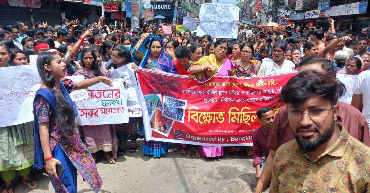 বিক্ষোভ মিছিলে অংশ নেন তরুণ-তরুণীসহ সব বয়সী সনাতনী। ছবি- আই নিউজ