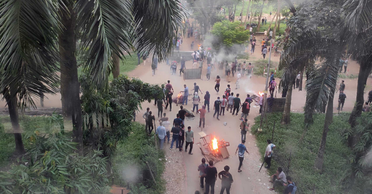 জাবিতে পুলিশের সঙ্গে কোটাবিরোধী আন্দোলনকারীদের সং/ঘর্ষ। ছবি- সংগৃহীত