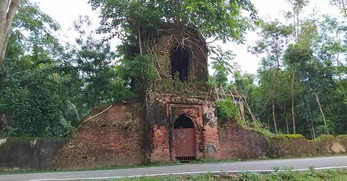 সাধুহাটি এলাকায় অবস্থিত জমিদার রাজচন্দ্রের পরিত্যক্ত জমিদার বাড়ি।