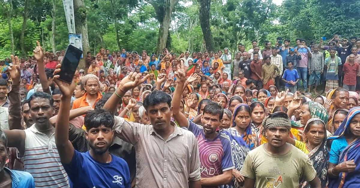 চা-বাগানের ফ্যাক্টরির সামনে চা-শ্রমিক বিক্ষোভদের।