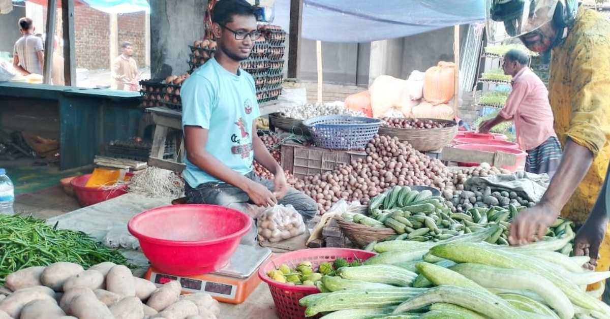 কাঁচা বাজার ঘুরে বিভিন্ন সবজি কিনছেন ক্রেতারা। ছবি- আই নিউজ