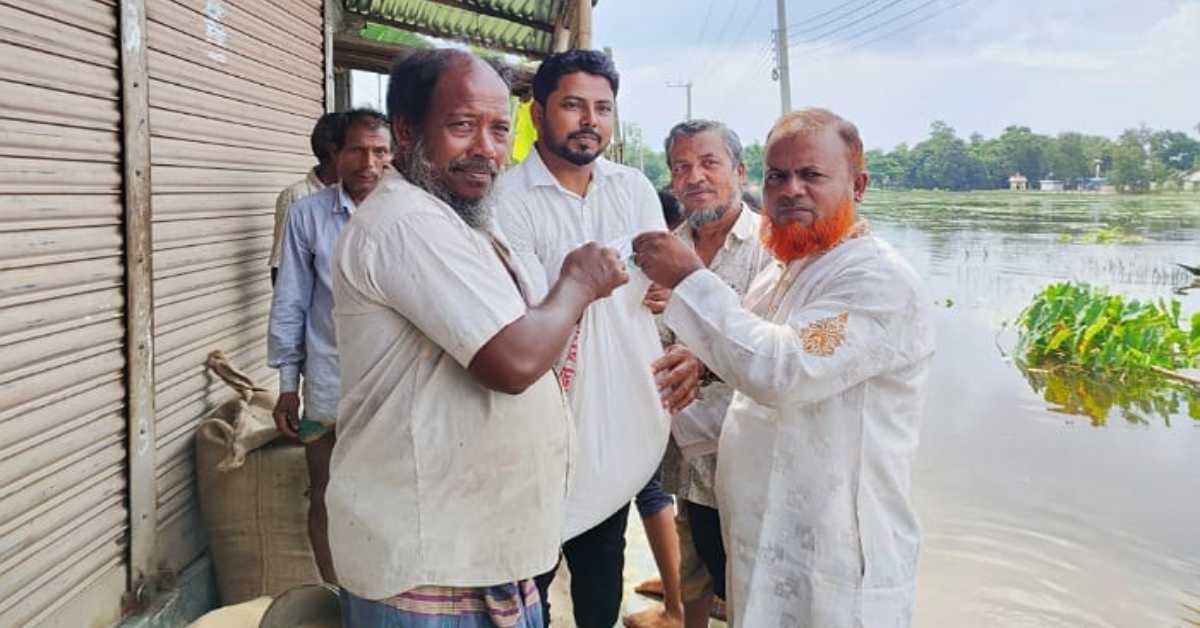 কুলাউড়ায় ত্রাণ বিতরণ অব্যাহত রেখেছে উপজেলা প্রশাসন। ছবি- আই নিউজ