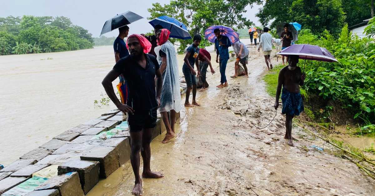 নদীর প্রতিরক্ষা বাঁধ রক্ষার লড়াই করছেন একদল মানুষ।