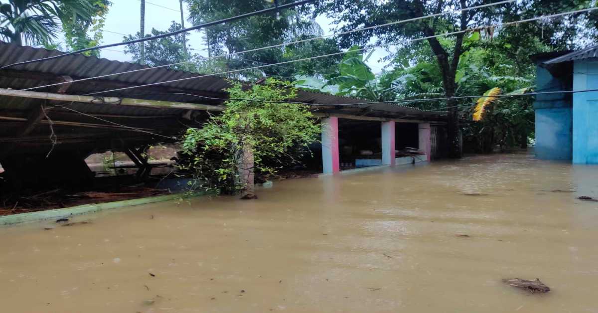 কুলাউড়ার টিলাগাওয়ে একটি বাড়ি ডুবে আছে বন্যার পানিতে।