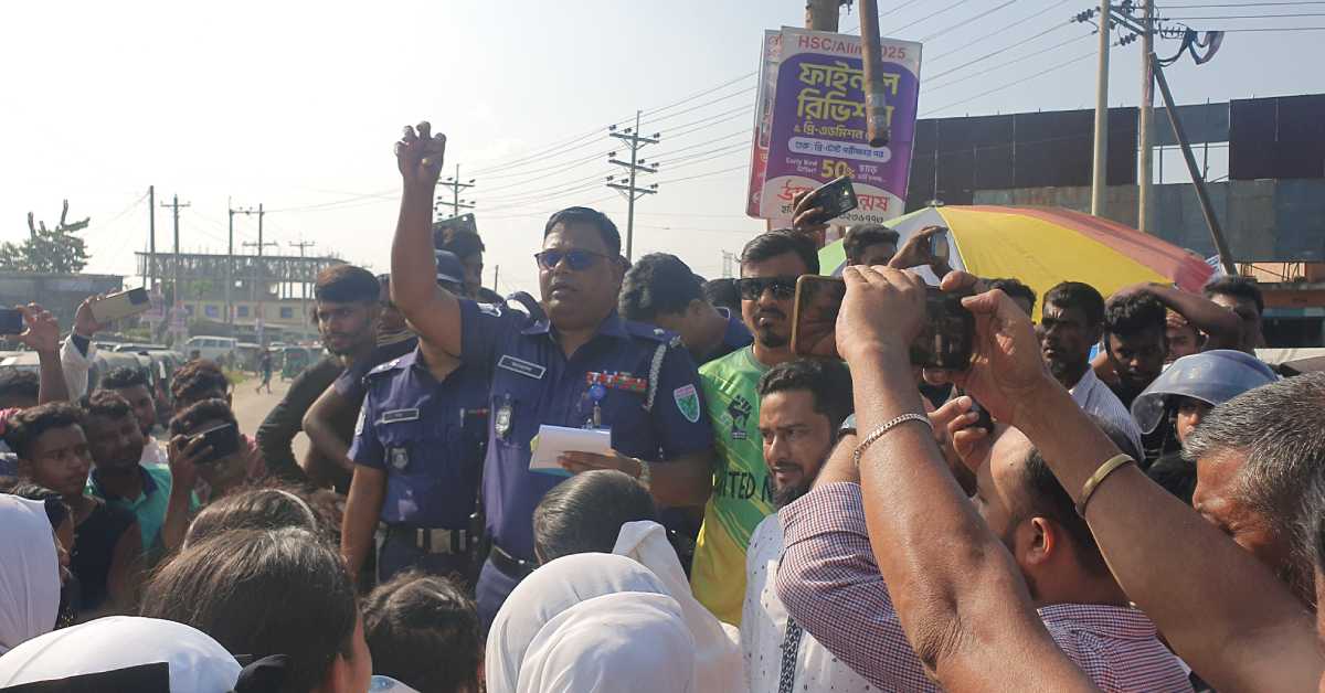 পুলিশ এসে উত্তেজিৎ পরিস্থিতি নিয়ন্ত্রণ করার চেষ্টা করে। ছবি- আই নিউজ