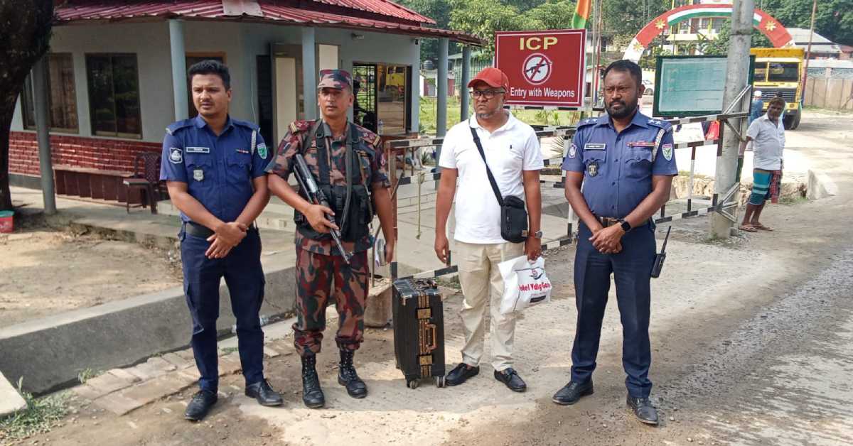 সীমান্তে আটকের পর ইনাতগঞ্জ ইউপি চেয়ারম্যান নোমান। ছবি- আই নিউজ