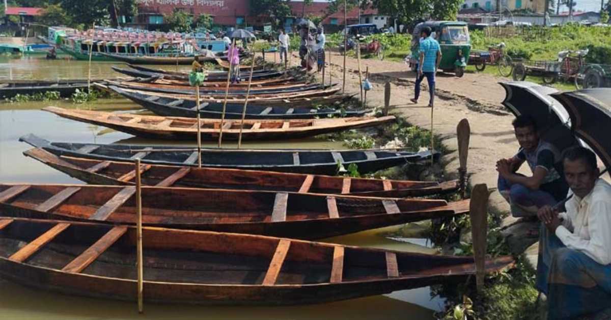 নৌকার হাটে সারিসারি নৌকা বেঁধে রেখেছেন বিক্রেতারা।