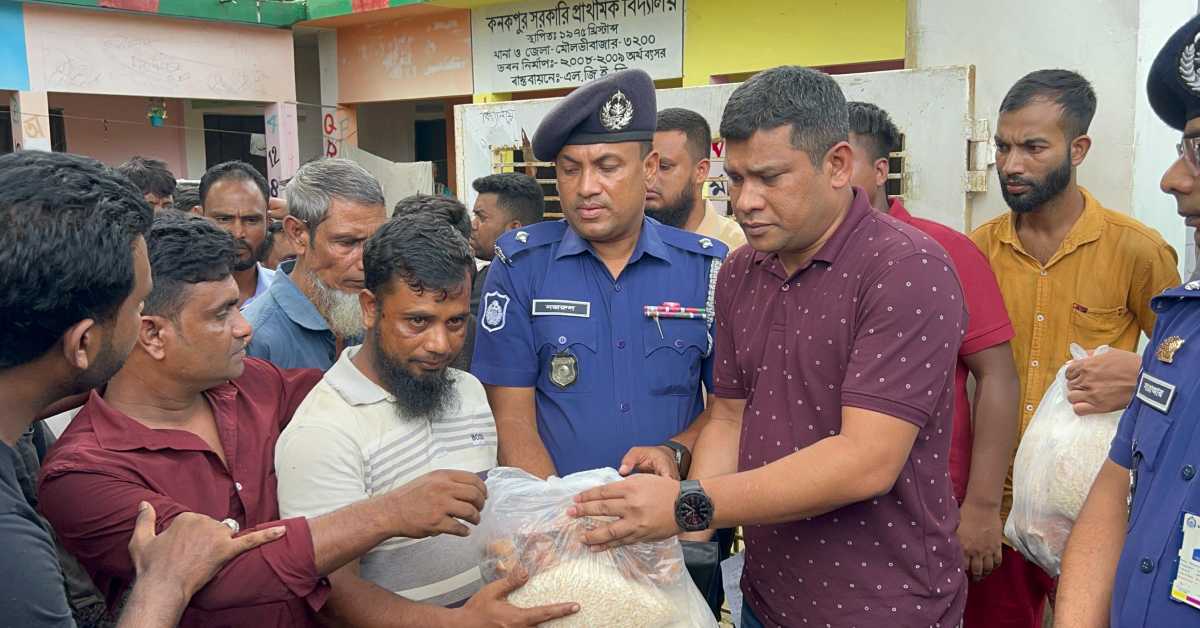 বন্যা দুর্গতদের হাতে ত্রাণ সামগ্রী তুলে দেন পুলিশ সুপার মো. মনজুর রহমান বিপিএম, পিপিএম (বার)। 