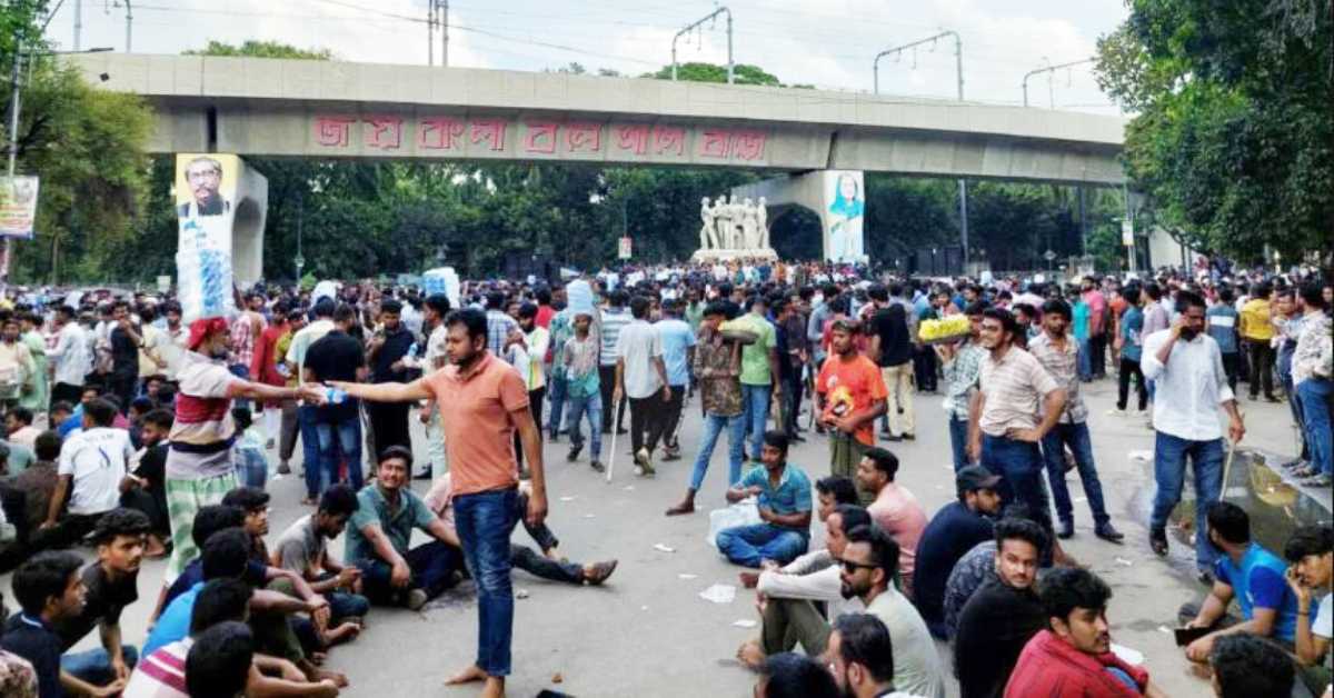 রাজু ভাস্কর্যের পাদদেশে জড়ো হয়ে অবস্থান নিয়েছেন ছাত্রলীগের নেতা-কর্মীরা। ছবি- সংগৃহীত