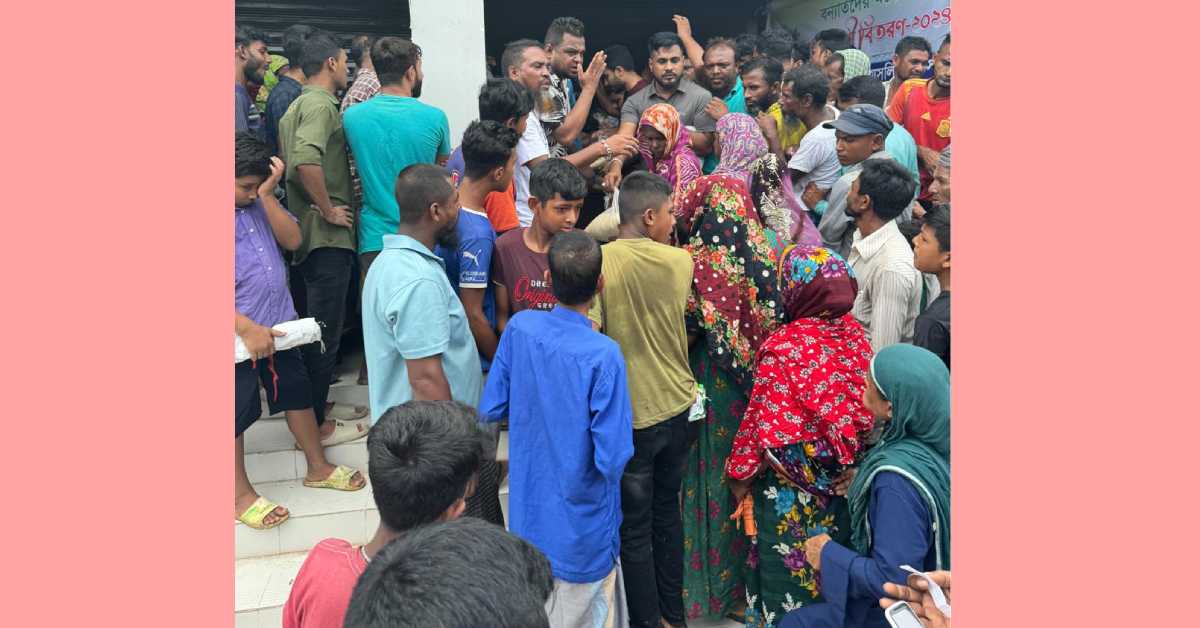 শেরপুর মুসলিম যুব সংঘের উদ্যোগে ত্রাণ সামগ্রী বিতরণ করা হয়। ছবি- আই নিউজ