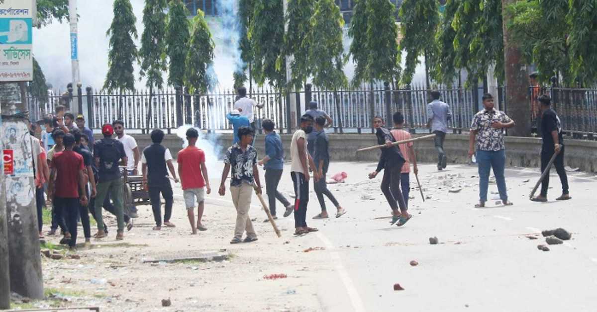 এসময় অন্তত ১৫ জন আন্দোলনকারীকে আটক করেছে পুলিশ।