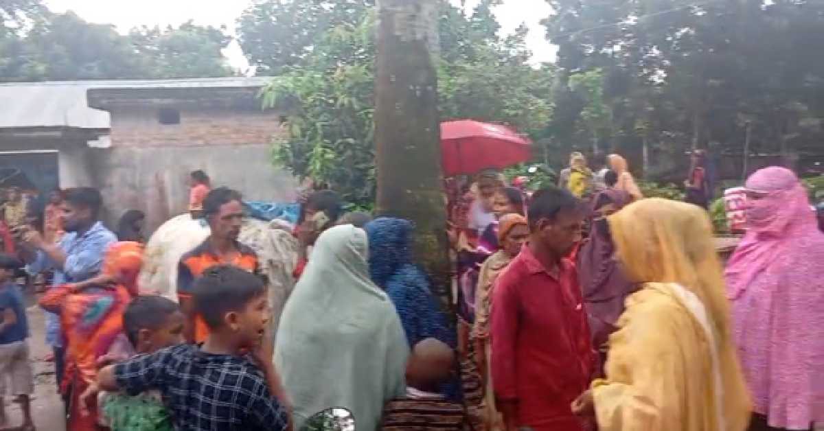 একই পরিবারের মা-মেয়ের এমন মৃ*ত্যুতে এলাকায় শোকের ছায়া নেমে এসেছে। ছব- আই নিউজ